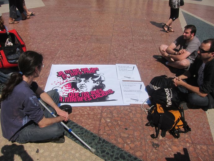 Plaza Catalunya En El Aniversario Del Desalojo Del 15M En Barcelona