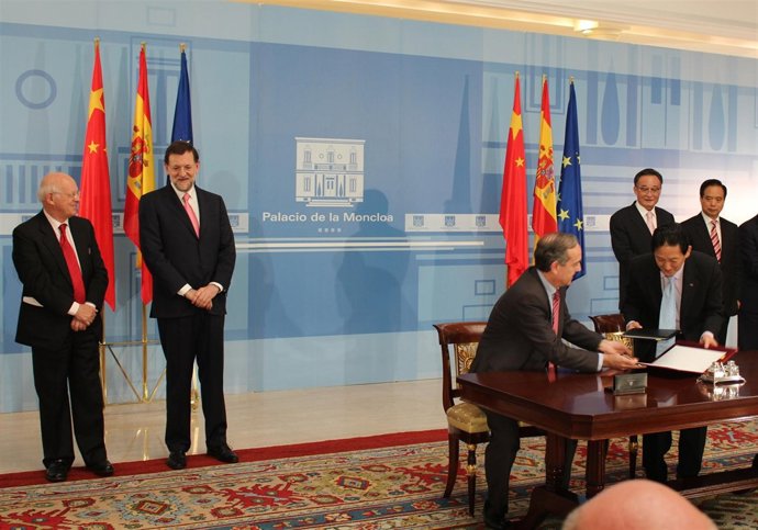Firma Del Presidente De La Autoridad Portuaria De A Coruña Y Marco Wang
