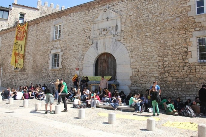 Bloqueo De La Entrada De La Udg