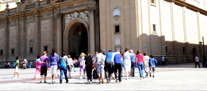 Jóvenes En La Plaza Del Pilar De Zaragoza 