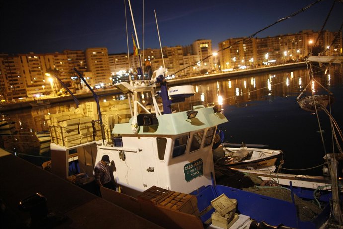 Buque Pesquero En La Bahía De Gibraltar
