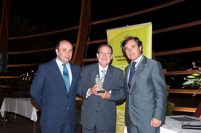 López Bellido Recibe El Premio Columela De La Fundación Andaluza De Ingenieros