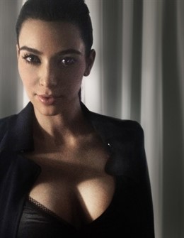 Kim Kardashian posa con un vestido de encaje