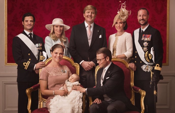 La Casa Real sueca posa en el bautizo de la Princesa Estelle