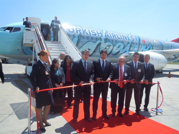 Responsables De Turkish Airlines Cortan La Cinta Inauguratoria.