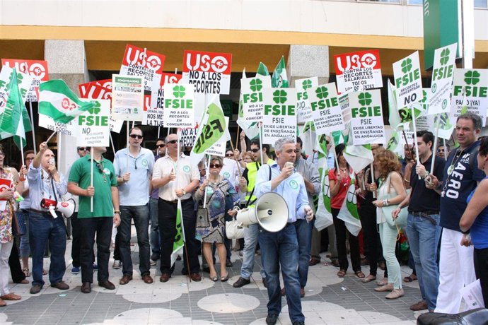 La Enseñanza Concertada Se Concentra Ante Los Recortes Salariales
