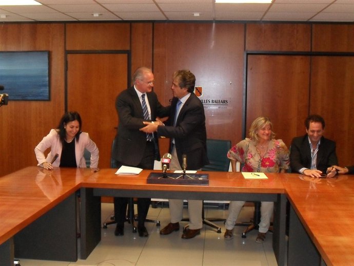 El Conseller De Educación En El Momento De Sellar El Acuerdo