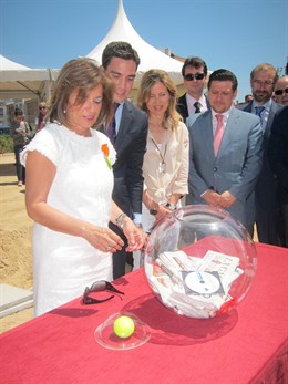 Botella En La Primera Piedra Del Centro Deportivo De Las Tablas