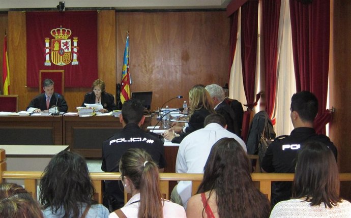 El Procesado, Con Camisa Blanca, Durante Una De Las Vistas Del Juicio