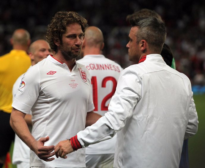 Gerard Butler y Robbie Williams durante un partido de fútbol 