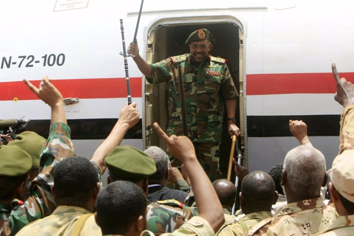 El Presidente De Sudán, Omar Hasan Al Bashir, Junto A Sus Tropas