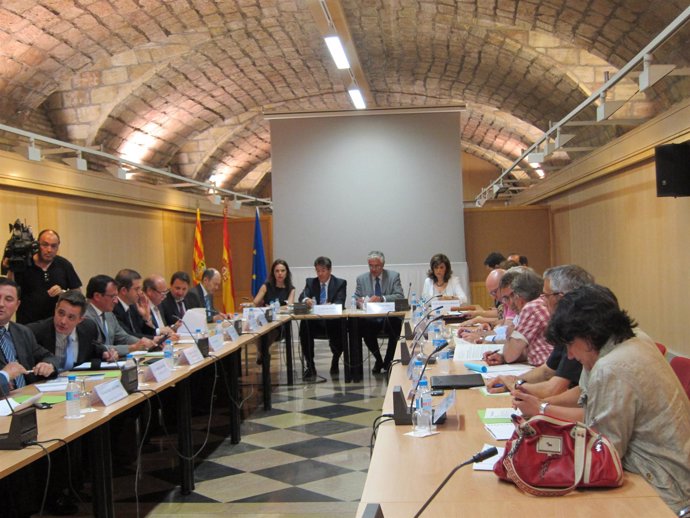 Mesa De La Minería En La Sede Del Gobierno De Aragón En Zaragoza.