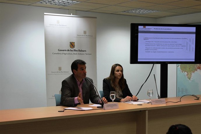 Biel Company Durante La Rueda De Prensa