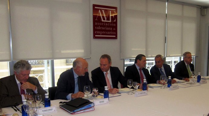 Alberto Fabra Conversa Con Juan Roig Al Inicio De La Junta Directiva De AVE.