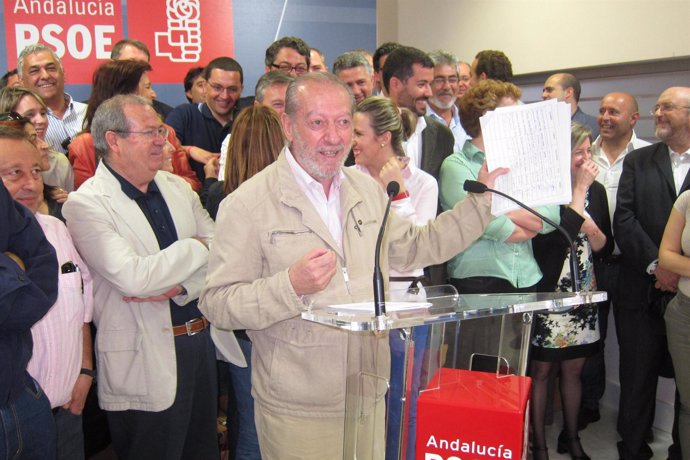 Fernando Rodríguez Villalobos Enseña El Documento Con Los Avales