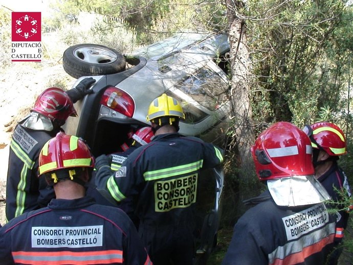 Bomberos Participan En La Excarcelación De Los Ocupantes Del Turismo