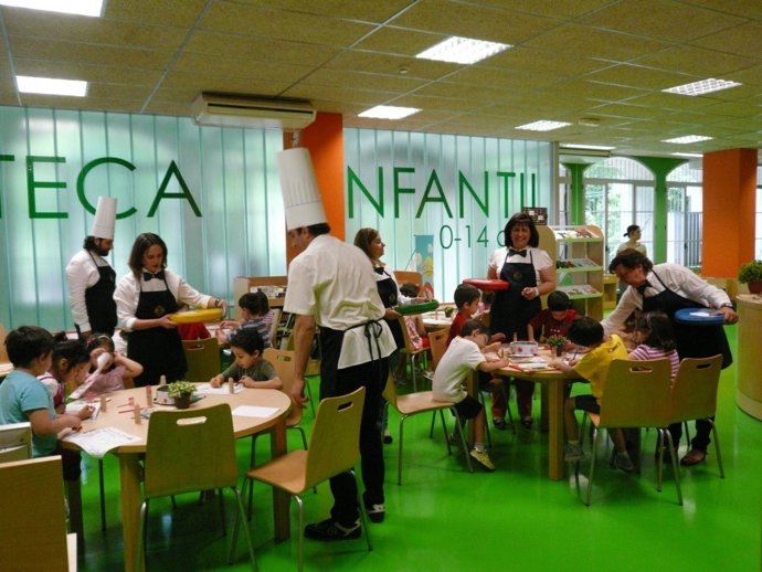 Valenzuela (2ª Dcha) Con Niños En 'El Restaurante De Libros Del Ratón Glotón'.