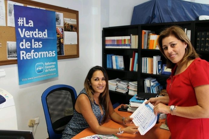 Astrid Pérez Entregando Sus Avalares Para Presidir PP Lanzarote