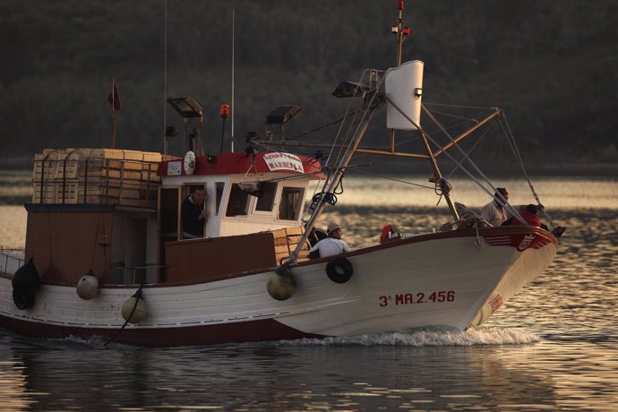 Pesquero Español Faenando En Aguas Próximas A Gibraltar