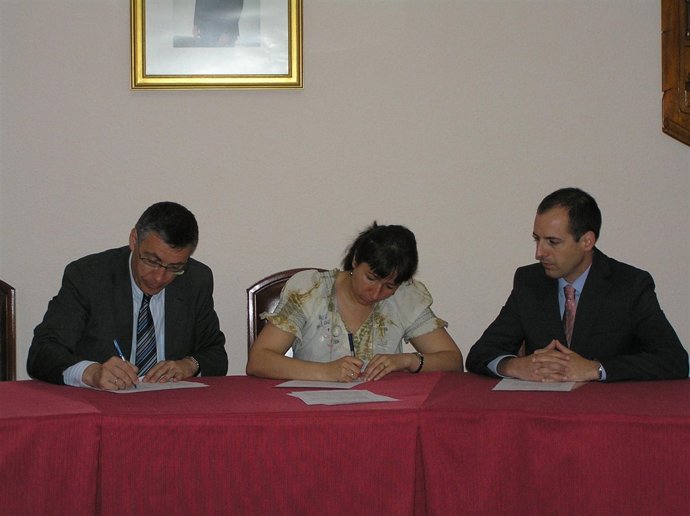 Firma Del Convenio Entre Ibercaja Y El Ayuntamiento De Cella 