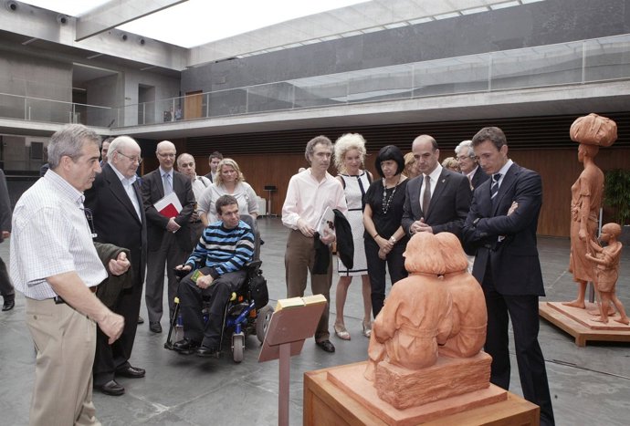 Exposición De Medicus Mundi En El Parlamento.
