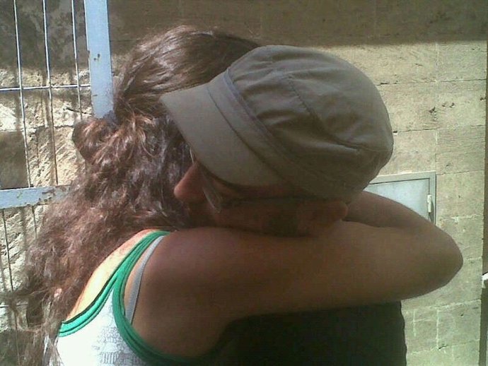 Uno De Los Cuatro Detenidos Se Abraza A Una Familiar Tras Ser Liberado