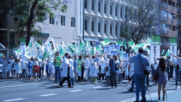 Sanitarios Protestas Ante La Delegación De Salud En Sevilla
