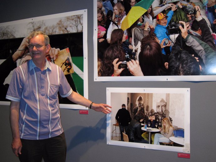 El fotógrafo Martin Parr en la muestra 'Fotografía y coleccionismo', en el CCCB