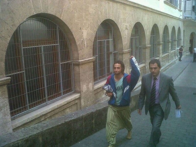 Joan Servera Y Su Abogado Tras Salir En Libertad 