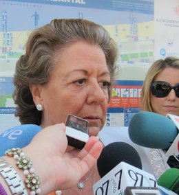 Barberá Atendiendo A Los Periodistas 