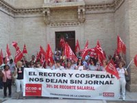 Unas 200 limpiadoras de la UCLM se concentran en los campus contra la reducción de sus jornadas y salarios, según CCOO