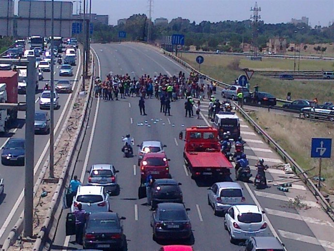 El Movimiento 'Sevilla Para' Corta Durante 15 Minutos La SE-30
