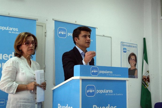 María Del Carmen Rodríguez Hornillo Junto A Beltrán Pérez Durante El Acto