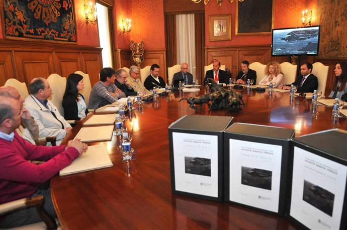 Fotografías:11:30 Horas....O Presidente Da Deputación, Rafael Louzán, Ofrece Unh