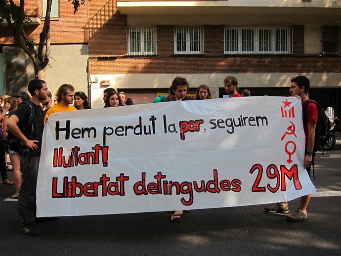Un Centenar De Concentrados Ante Les Corts Por Los Últimos Dos Detenidos