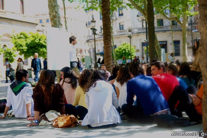 Universitarios Sevillanos Reciben Clases En La Calle Como Protesta A Recortes