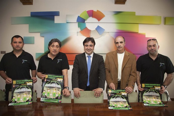 El Alcalde Y El Concejal De Deportes Con Los Responsables Del Club