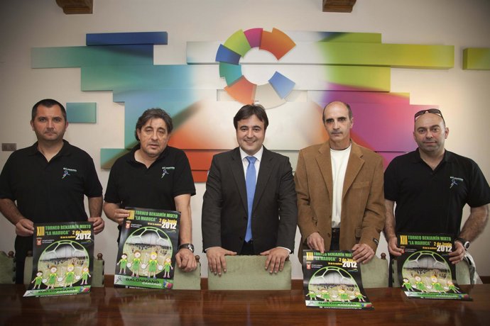 El Alcalde Y El Concejal De Deportes Con Los Responsables Del Club