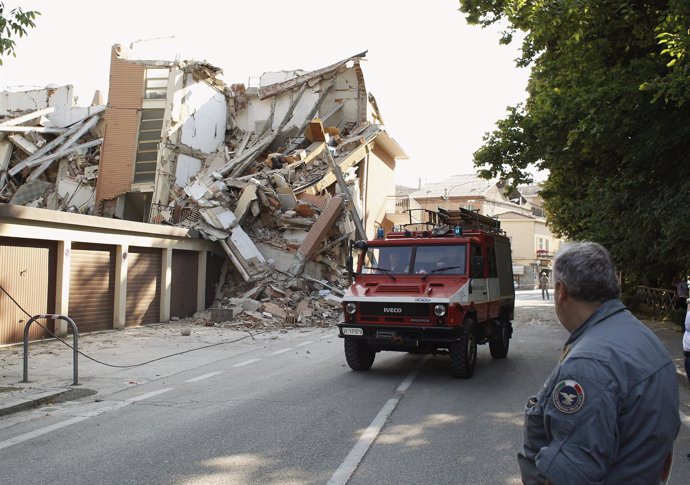Edificio Destruido Por El Terremoto En La Localidad Italiana De Cavezzo