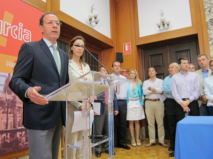 Cámara, Flanqueado Por Los Miembros De Su Corporación