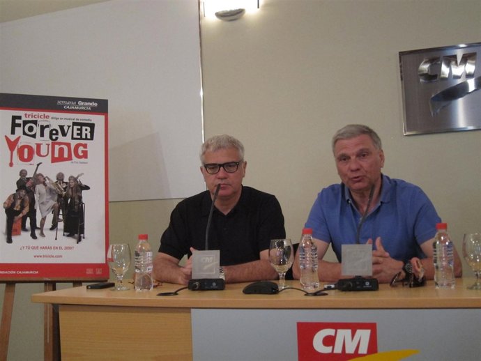 Carles Sans (Izq) Y Joan Gràcia De Tricicle Presentando 'Forever Young'