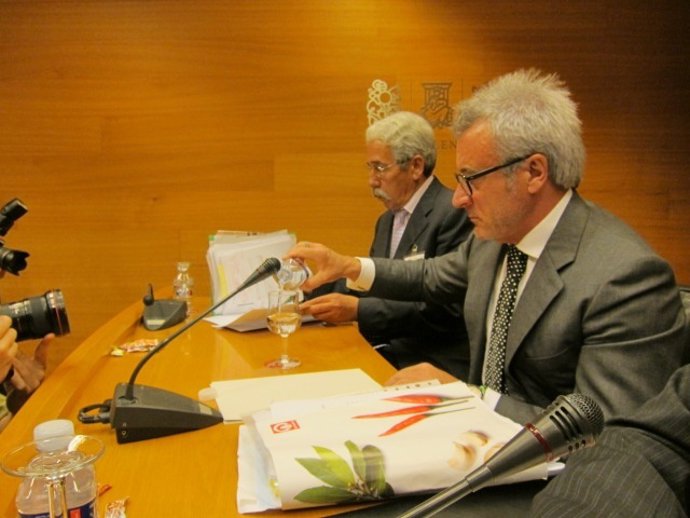 Exconsejero De La CAM Jesús Navarro Alberola (En Priner Plano)