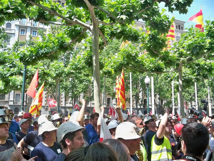 Concentración De Los Mineros Frente Al Edificio Pignatelli 