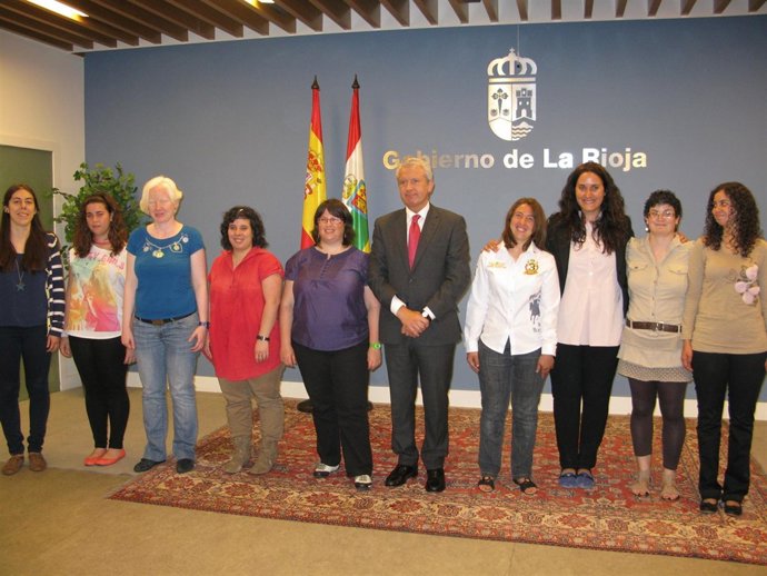 Emilio Del Río Junato A Las 10 Voluntarias Riojanas