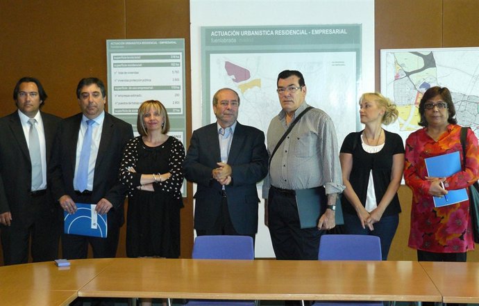 El Alcalde (Centro), Con Miembros De Las Asociaciones Que Este Miércoles Han Rub