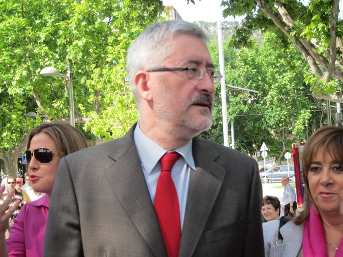 Antonio Ávila, Acompañado Por Irene Sabbalete Y Purificación Gálvez.