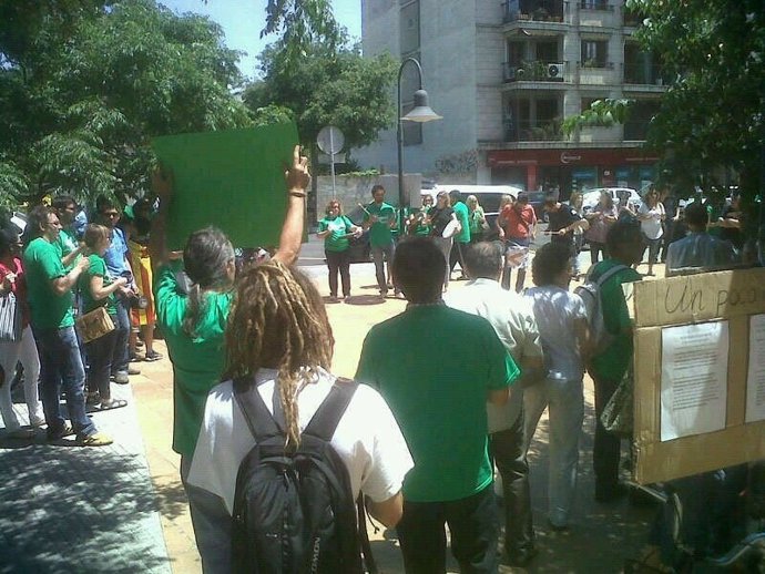 Unas 200 Personas Se Concentran Frente A La Conselleria De Educación