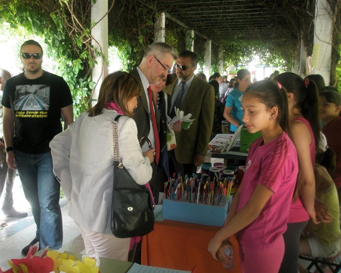 Ávila Y Purificación Gálvez Visitan El Mercado Educativo De Andalucía Oriental.
