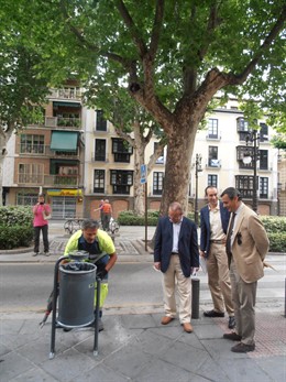 Colocación De Papeleras-Cenicero En La Capital        