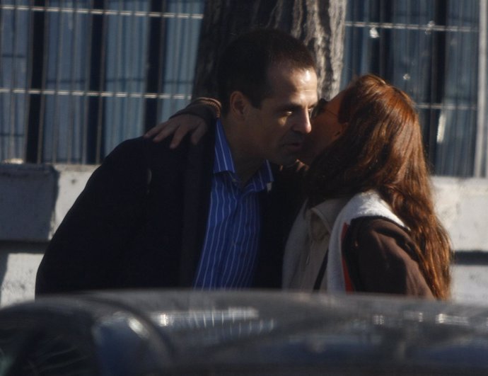 Lydia Bosch y José Antonio Sánchez dándose un beso en la mejilla 